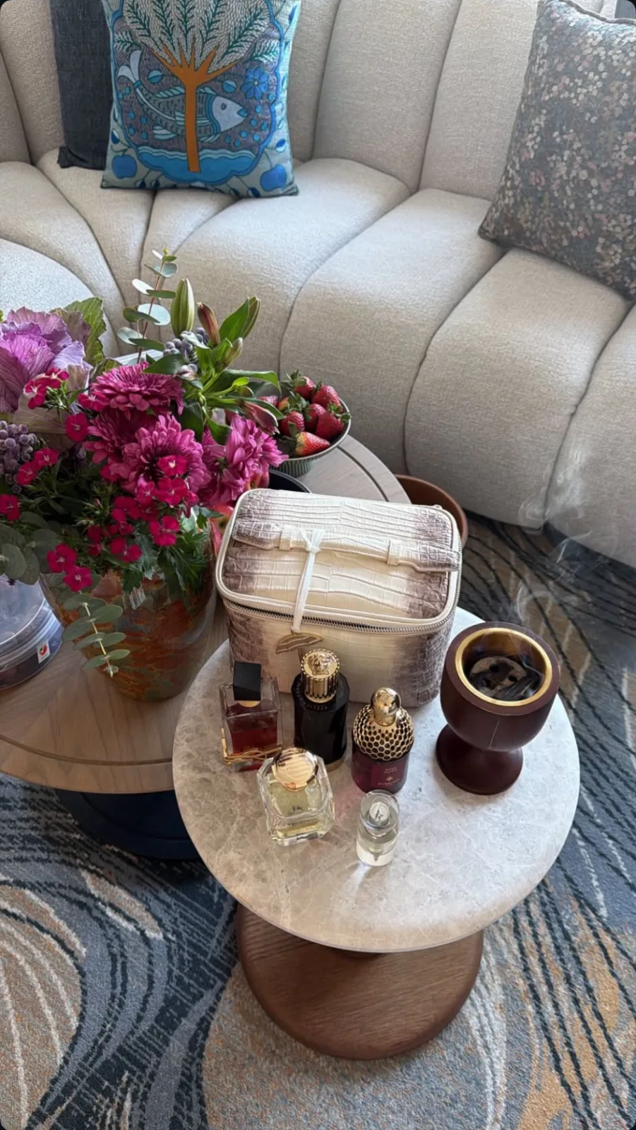 حقيبة مكياج وعطور بنقشة التمساح