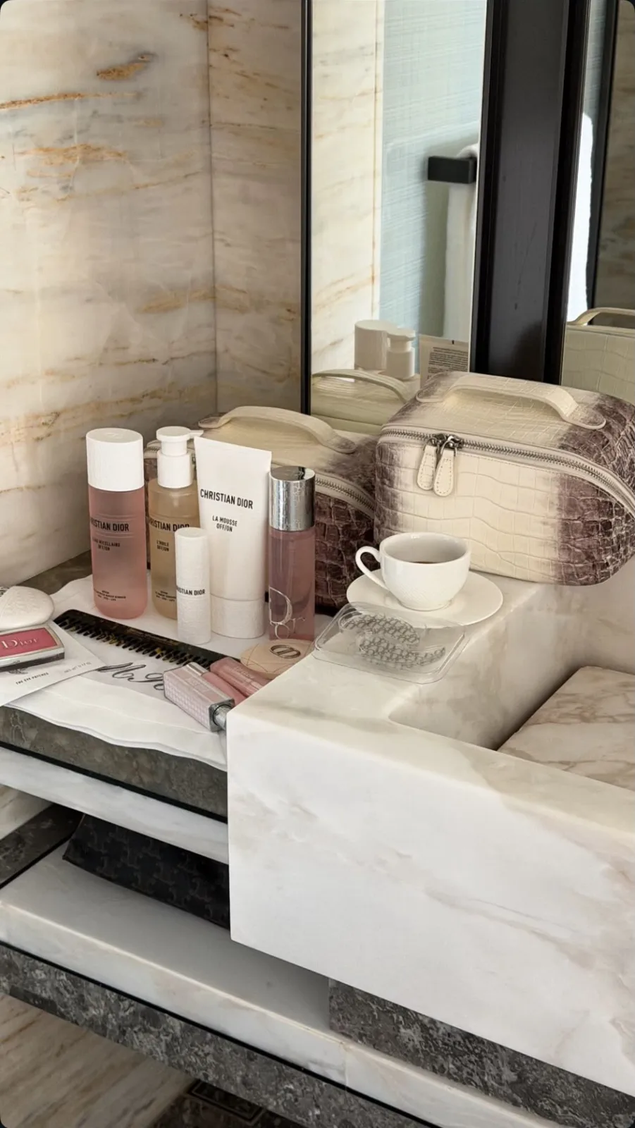 حقيبة مكياج وعطور بنقشة التمساح