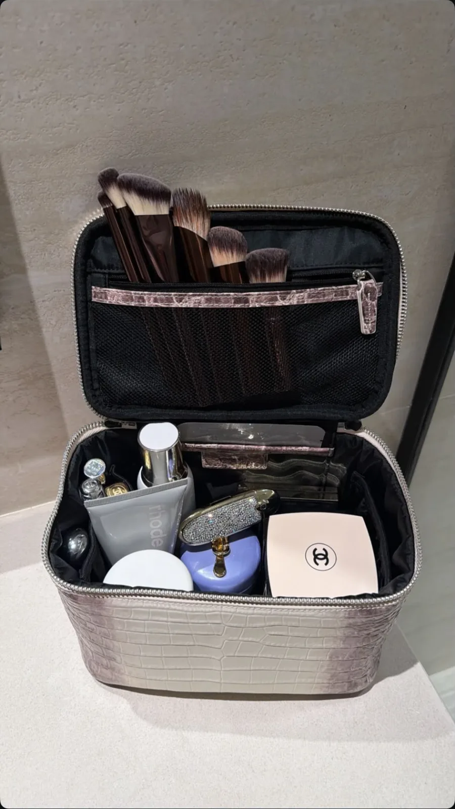 حقيبة مكياج وعطور بنقشة التمساح
